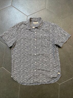 Nifty Genius Men's Short-Sleeve Button-Up Shirt in Navy and White Wave Print L
